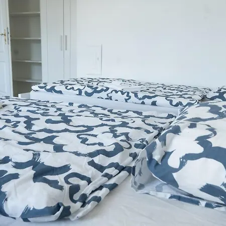 With 5 Beds & Two In The Centre Appartamento Bratislava